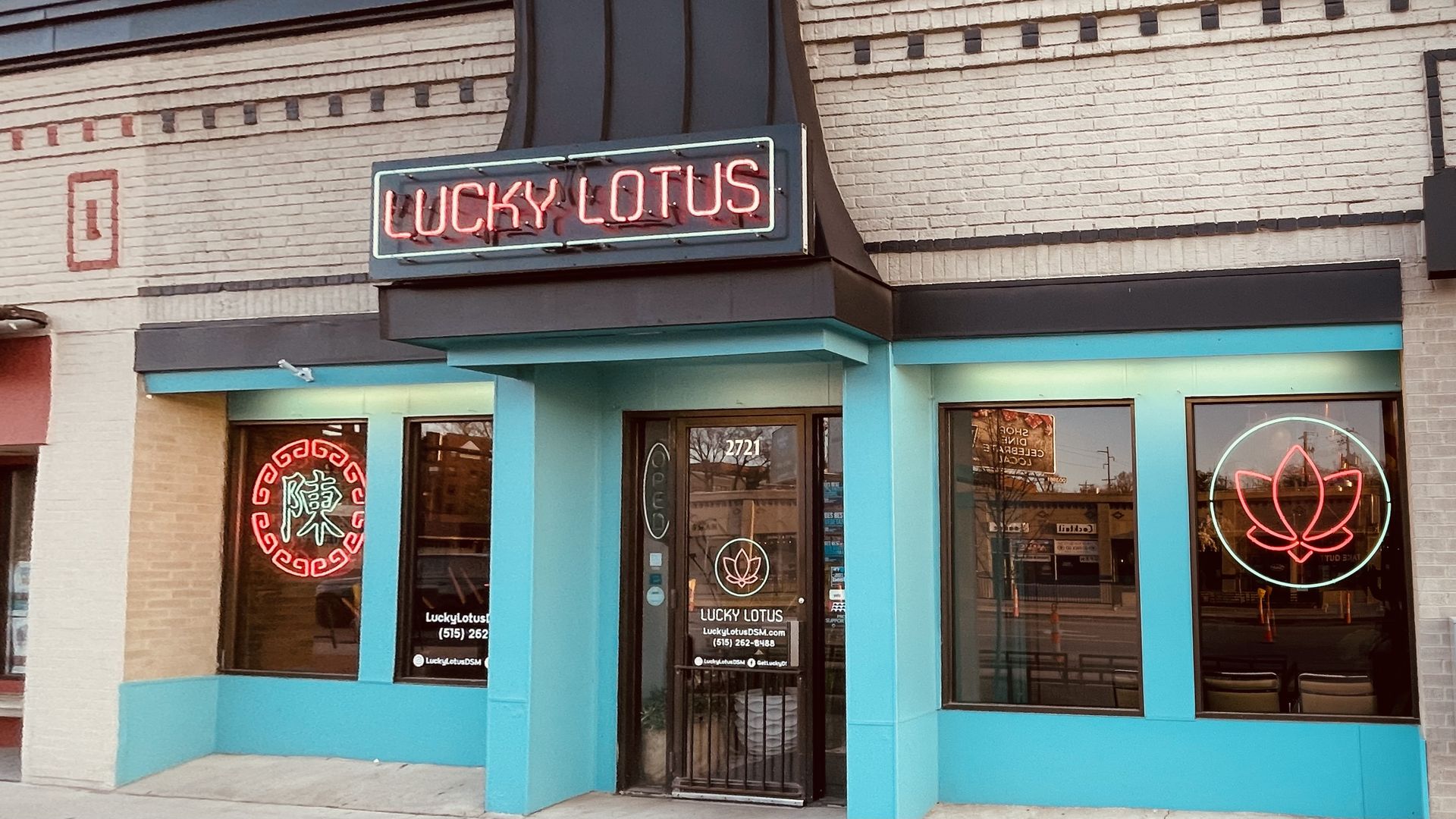 A photo of a restaurant. 