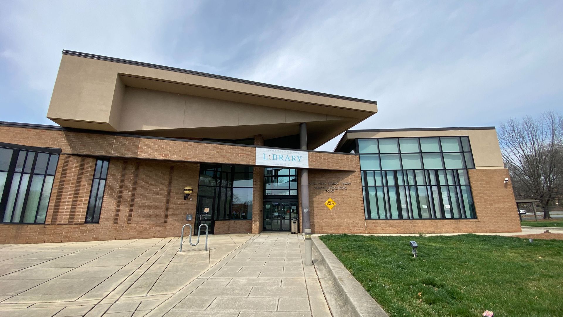 The existing Sugar Creek Library on North Tryon Street. Photo: Ashley Mahoney/Axios