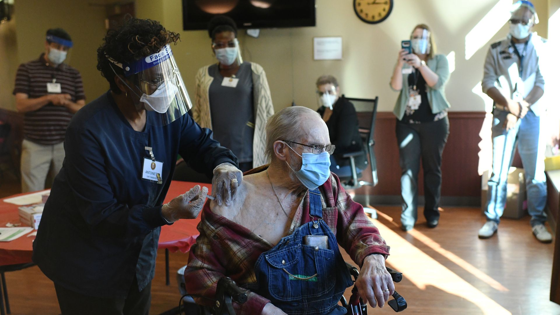 Picture of an elderly man getting the coronavirus vaccine