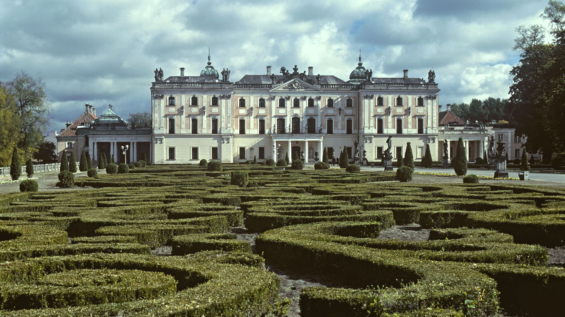 A maze in front of a castle