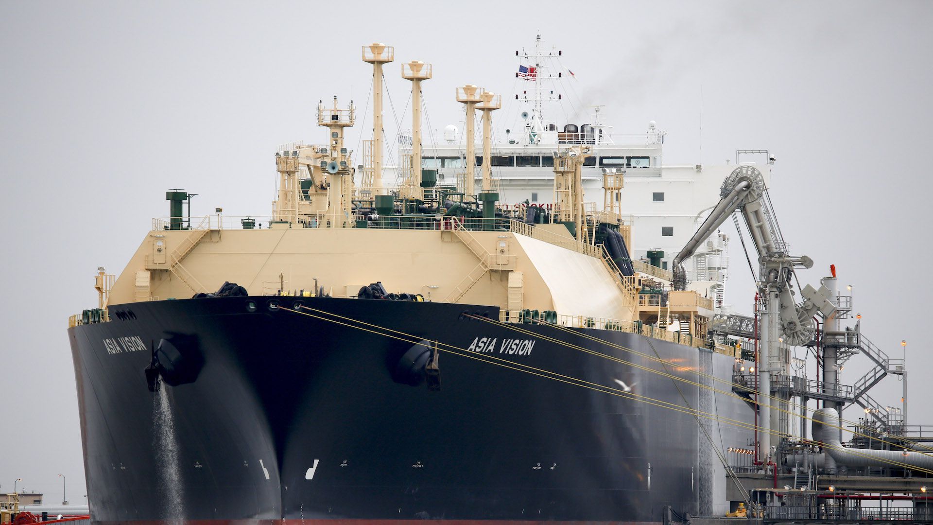The Asia Vision LNG carrier ship sits docked at a terminal in Sabine Pass, Texas, on Feb. 22, 2016. Photo: Eric Kayne/Bloomberg via Getty Images