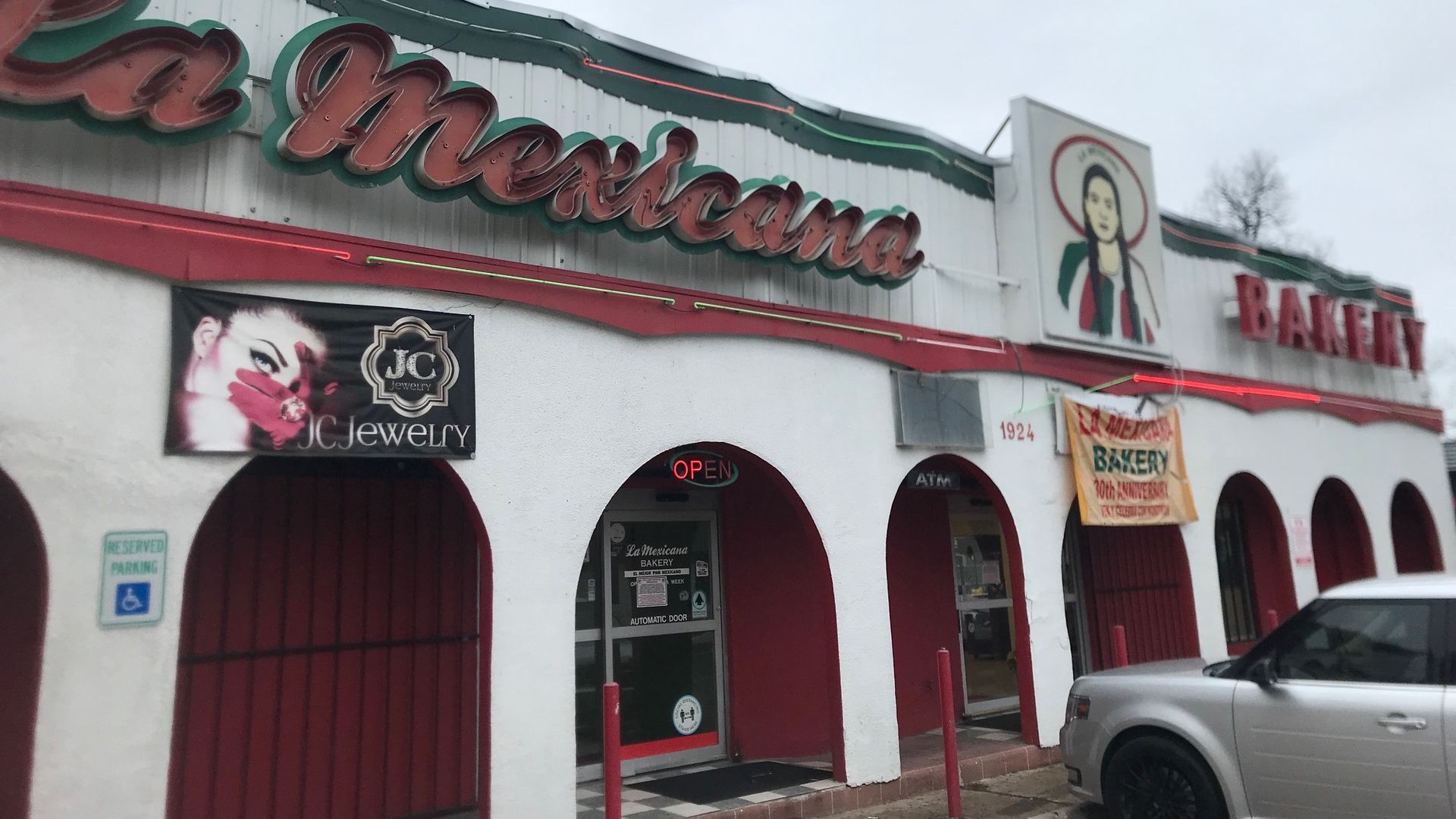 The outside of La Mexicana bakery