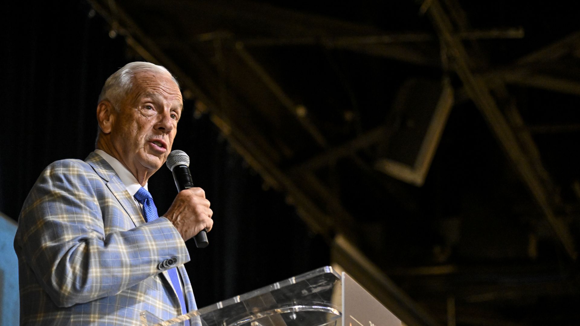 HOUSTON, TEXAS - APRIL 02: Retired UNC mens head basketball coach Roy Williams speaks to the crowd after receiving the Naismith Outstanding Contributor to Basketball award during the Naismith Hall of Fame Brunch at The Ballroom at Bayou Place on April 02, 2023 in Houston, Texas. (Photo by Logan Riel