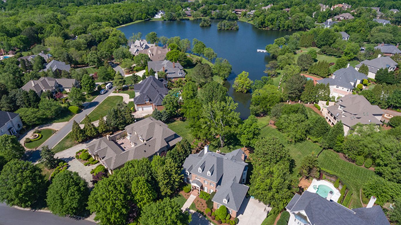 Home of the day 7,236 sq. ft. lakeside home in Challis Farm / 6bd,5