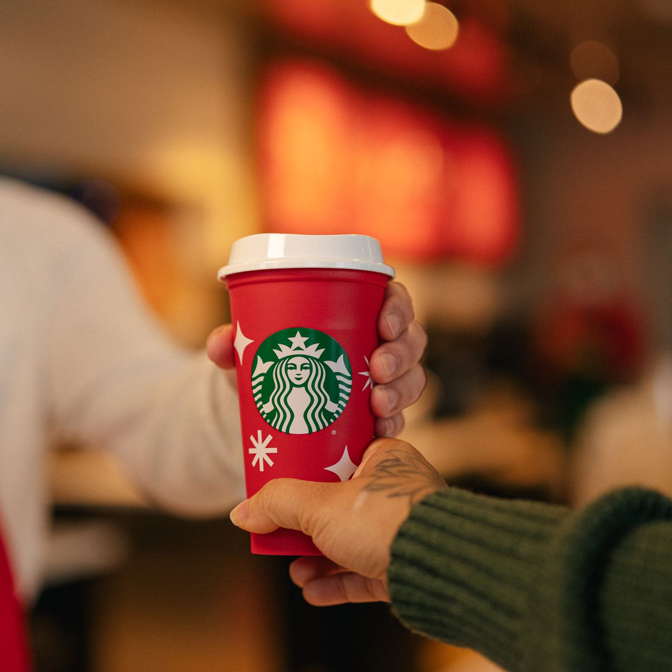 Starbucks reusable red and holiday cups return - Good Morning America