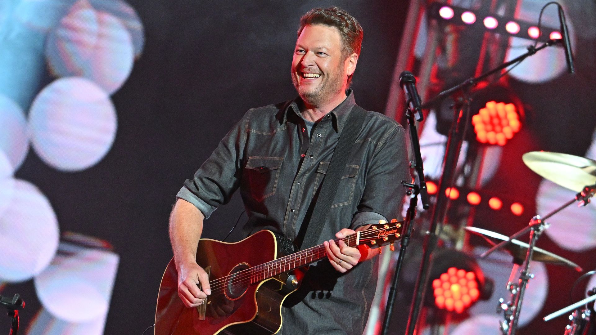 Blake Shelton performs during "Jimmy Kimmel Live!" on November 20, 2024 in Los Angeles, California.