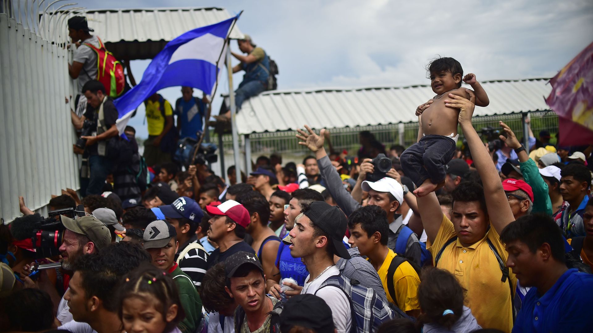 Hondurans in caravan jump the gate to Mexico