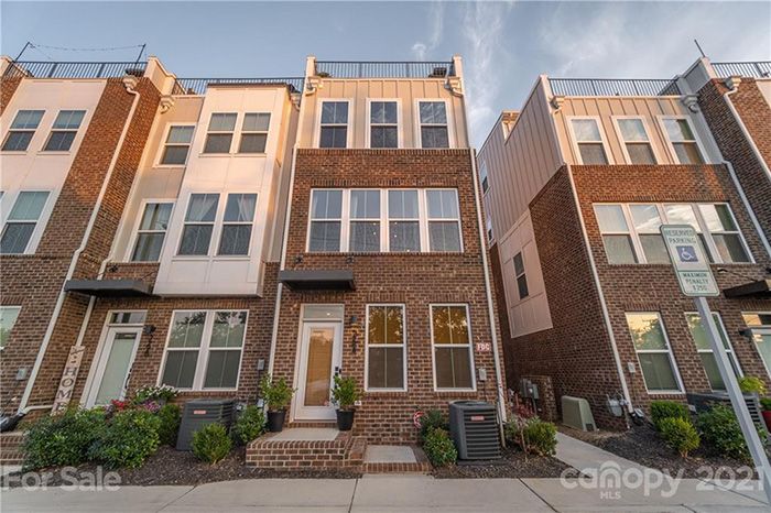 264 Parkwood Ave front