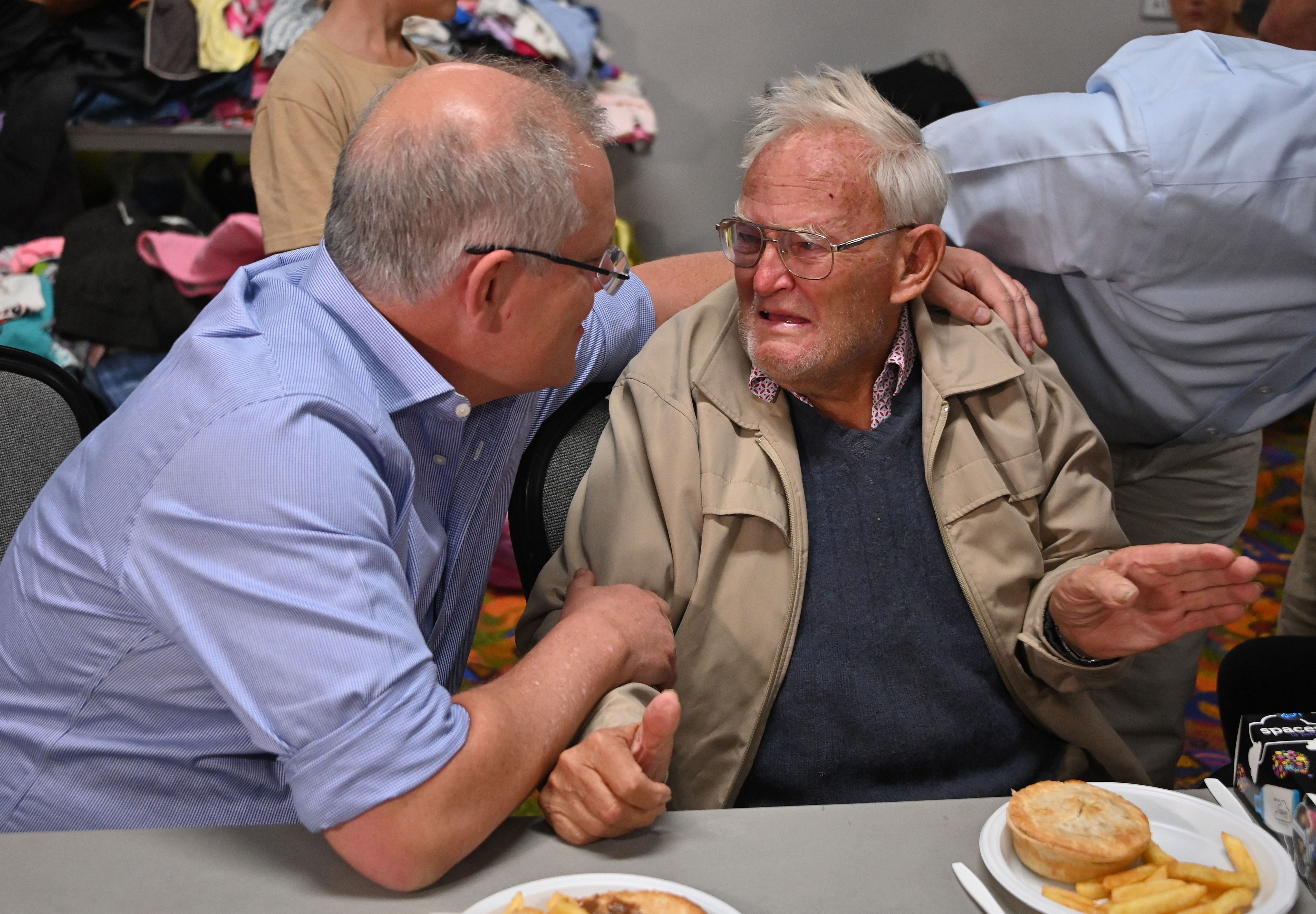 Australian Prime Minister Scott Morrison (L) comforts 85-year-old resident Owen Whalan at an evacauation centre in Taree 350km north of Sydney on November 10