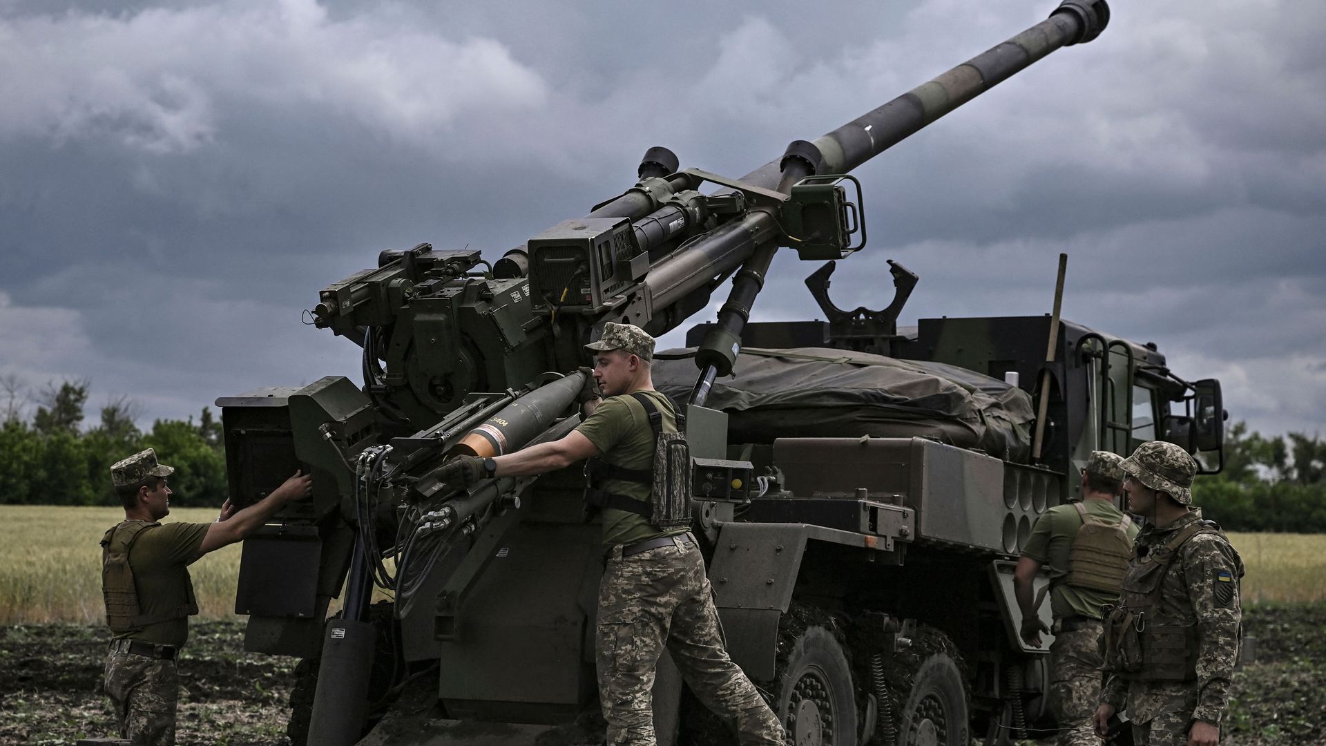 Ukrainian servicemen prepare to fire with a French self-propelled 155 mm/52-calibre gun 