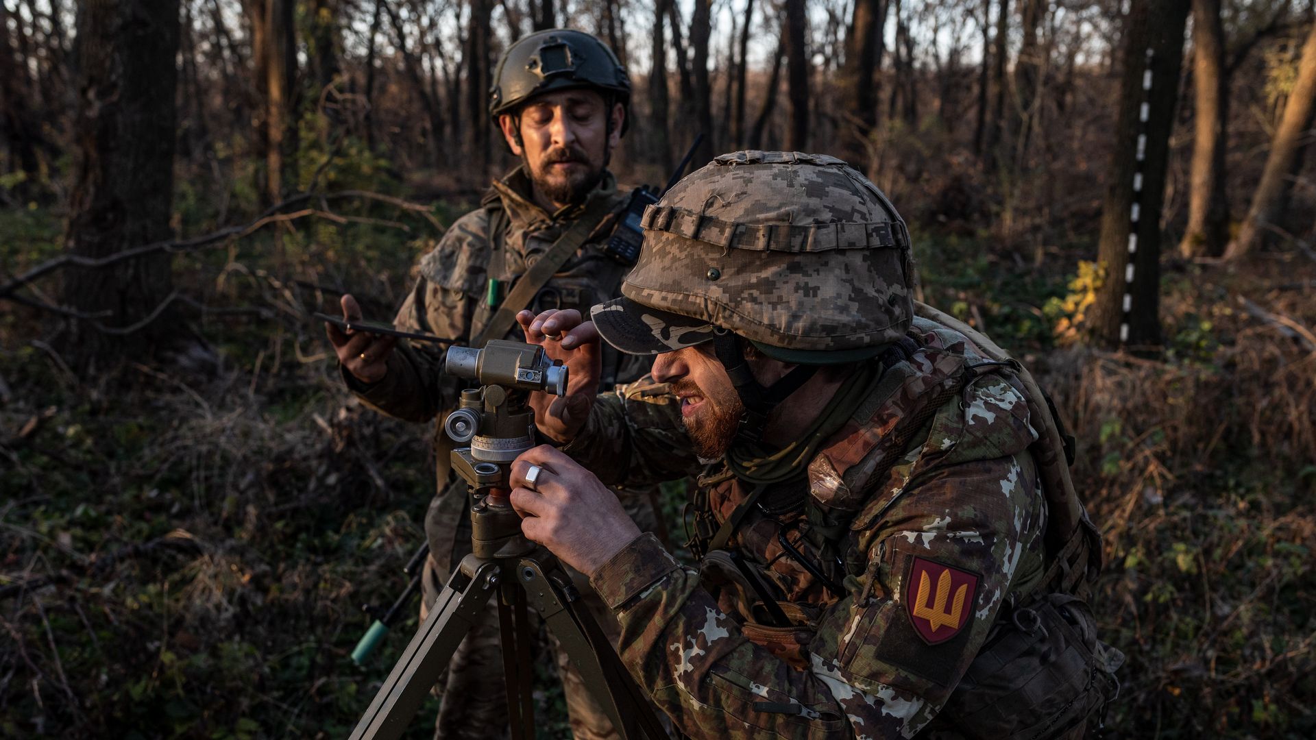 Ukrainian soldiers direct artillery in the direction of Bakhmut 