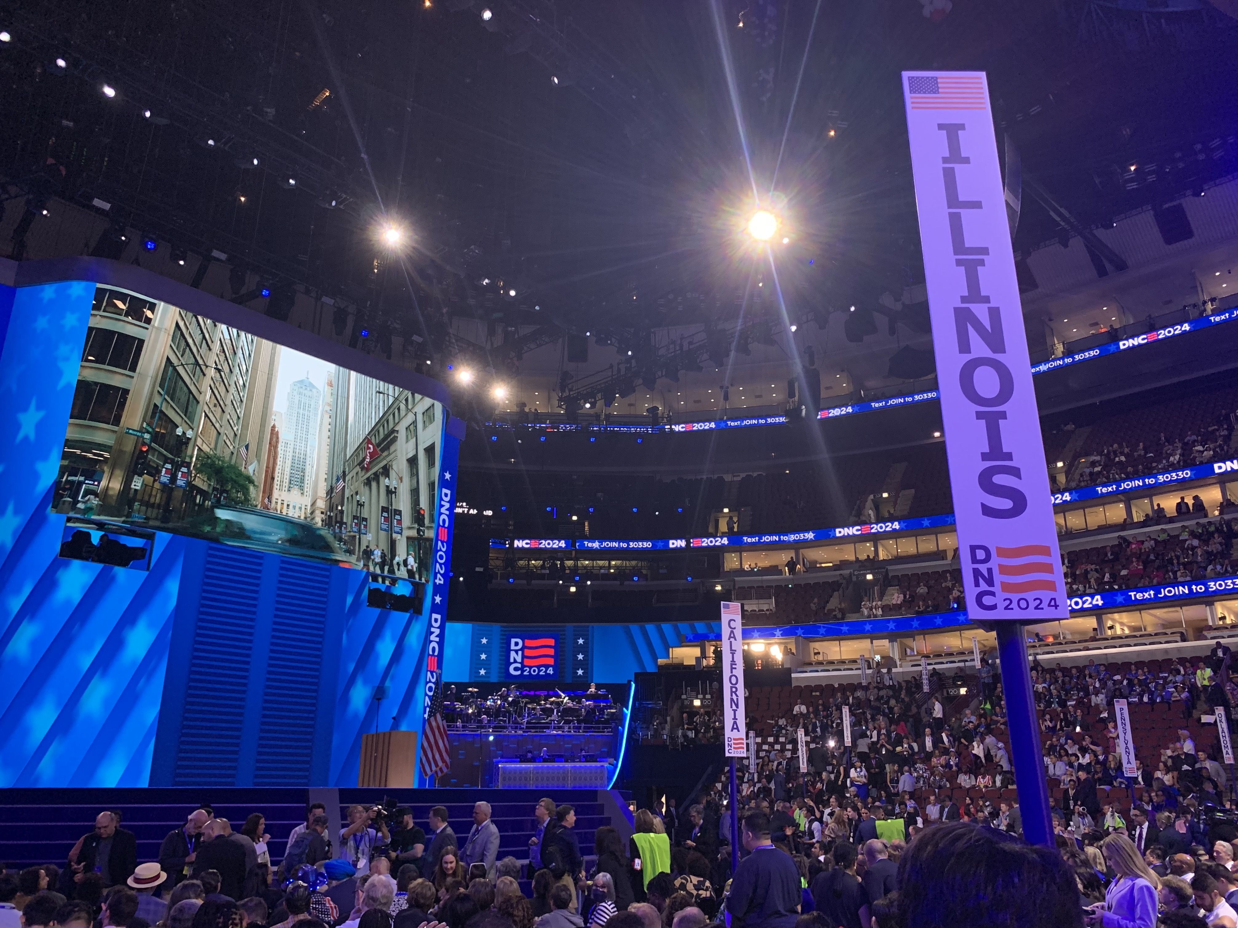 Photo of a sign that says Illinois in front of a stage in a stadium.