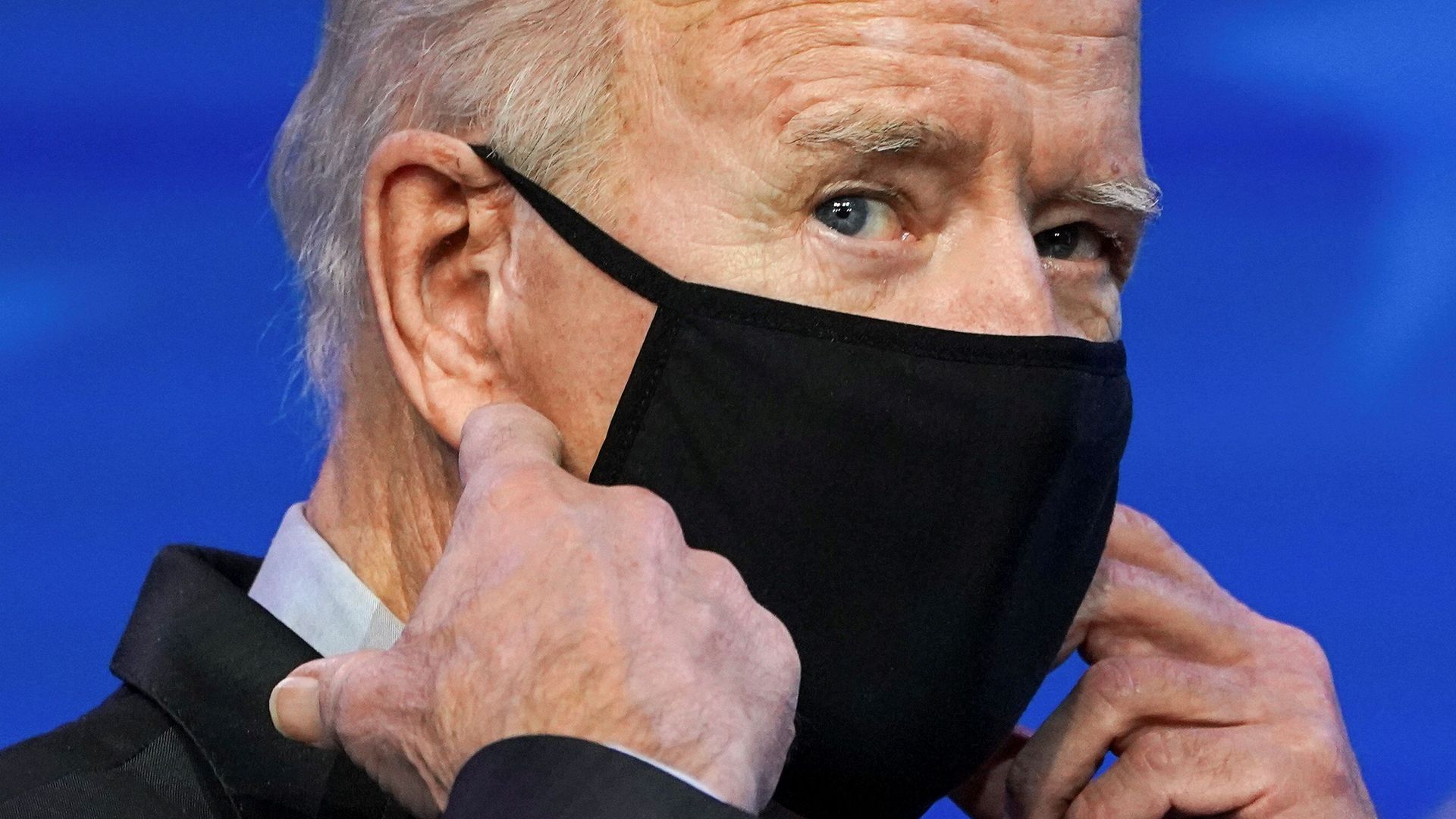 Biden puts on a face mask