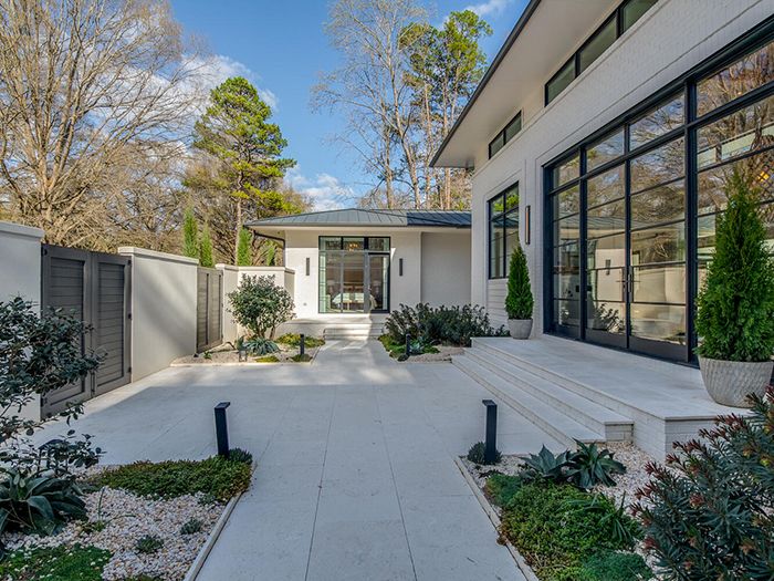 2715 Loch Ln courtyard