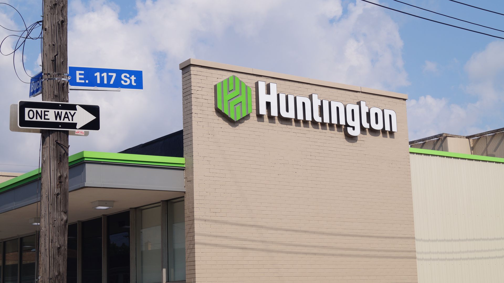 A photo of a Huntington Bank branch in Cleveland 
