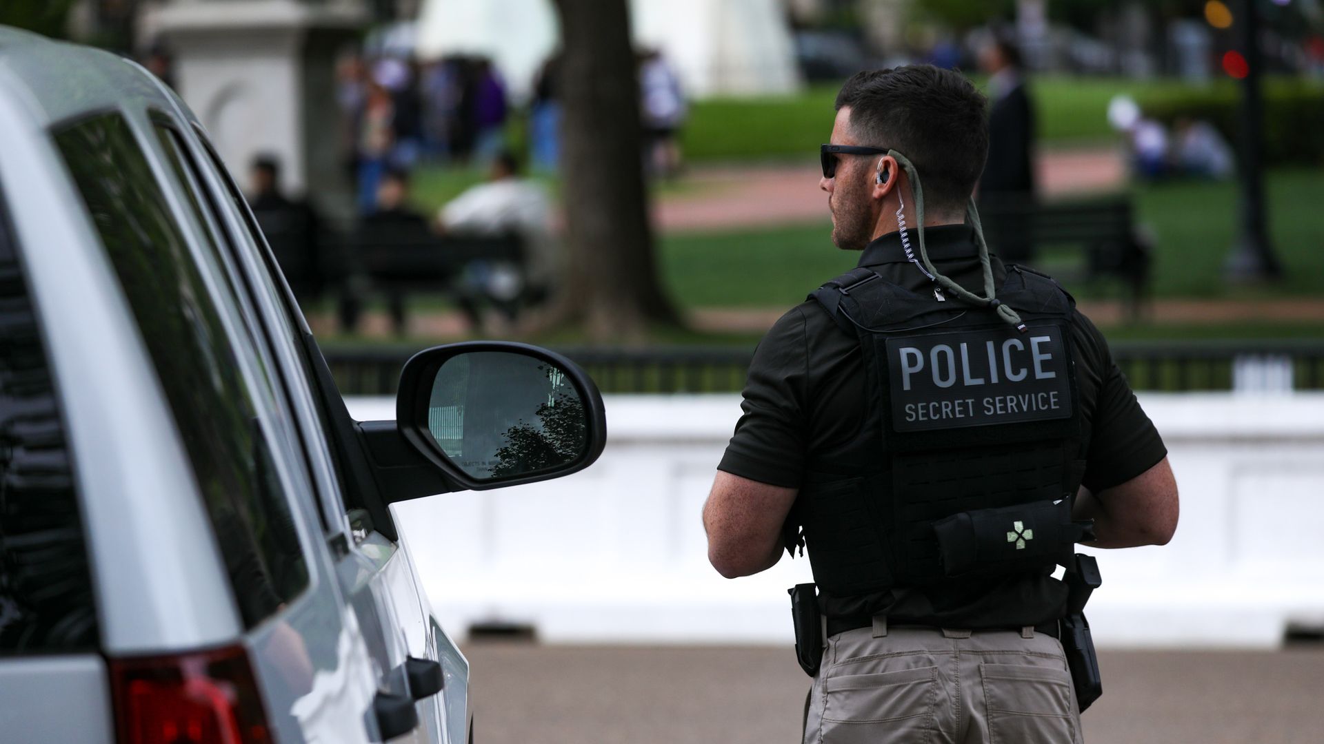 Photo of a Secret Service agent wearing a vest