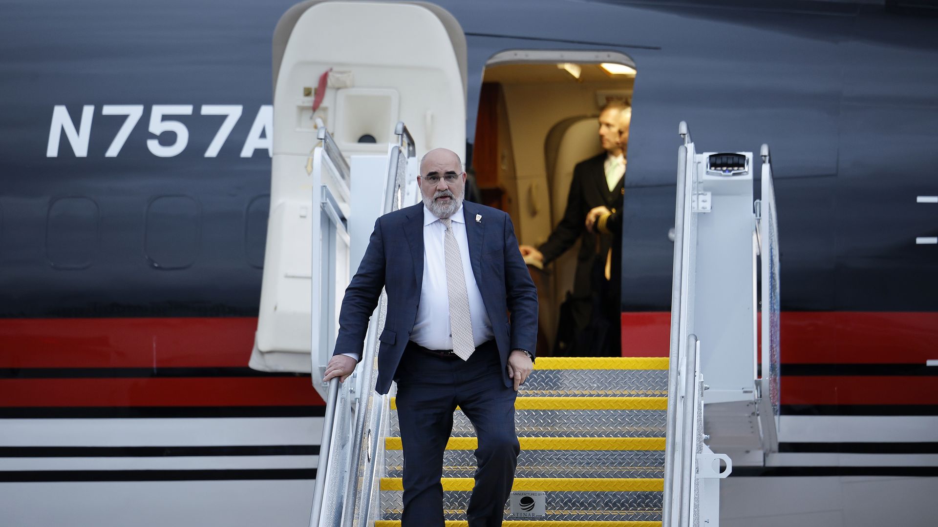 Chris LaCivita lumbers off the Trump's campaign plane