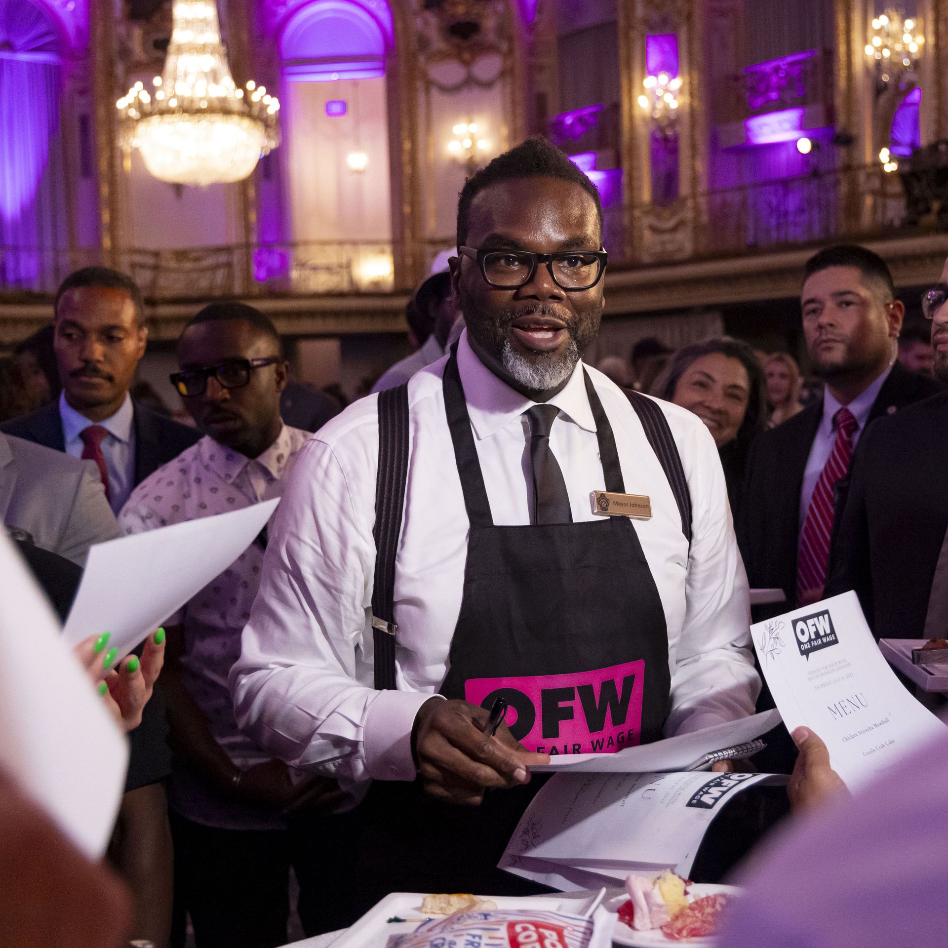 Chicago moves closer to eliminating tipped minimum wage - Axios Chicago