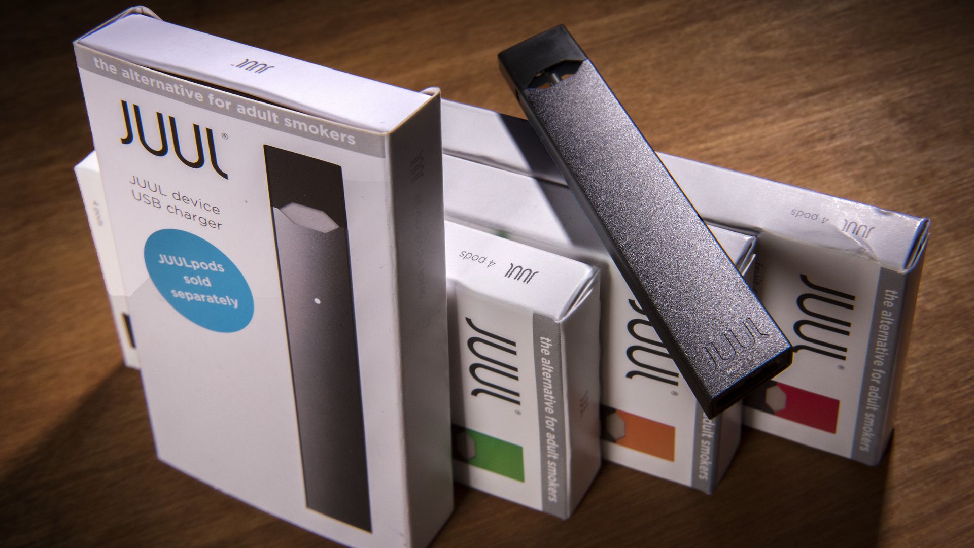 Juul e-cigarette and pods