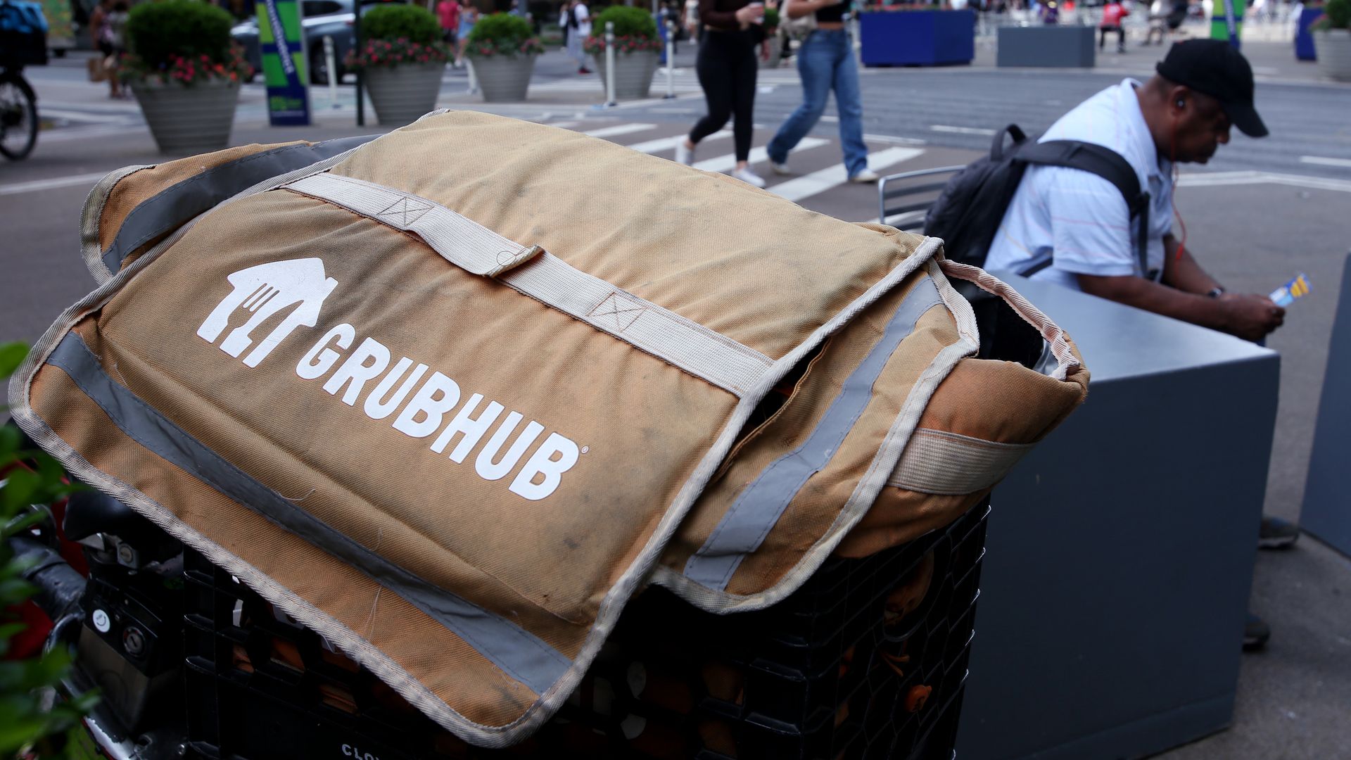 DoorDash, Uber sue NYC on deliverer wages