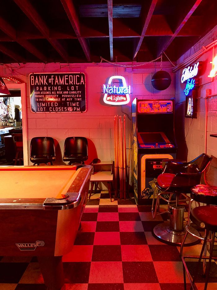 pool-table-at-thirsty-beaver-bar