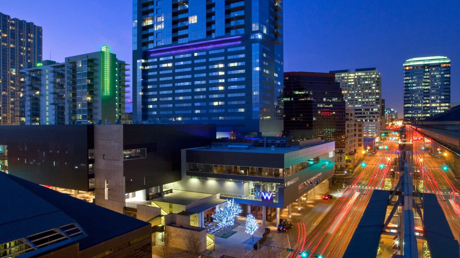 A wide shot of the Block 21 neighborhood in Austin