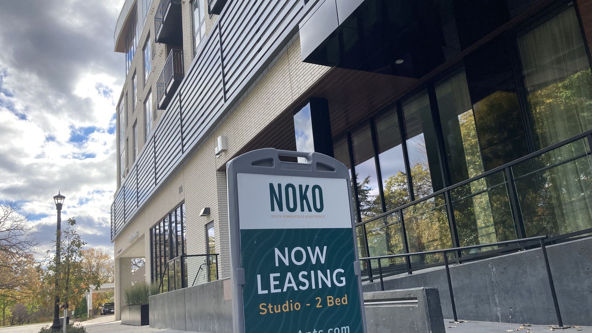A for lease sign in front of an apartment building 