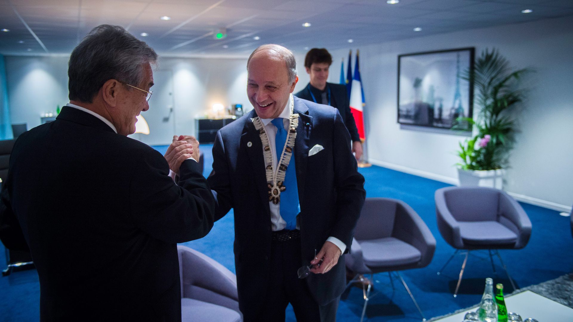 Picture taken in 2015 showing then-French Foreign Affairs minister Laurent Fabius and then-Marshall Islands' Foreign Affairs minister Tony de Brum greeting by shaking hands and smiling
