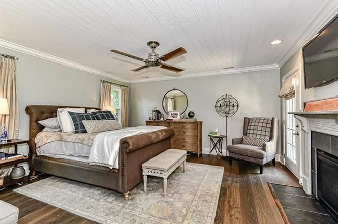 3700 Haven Drive living room