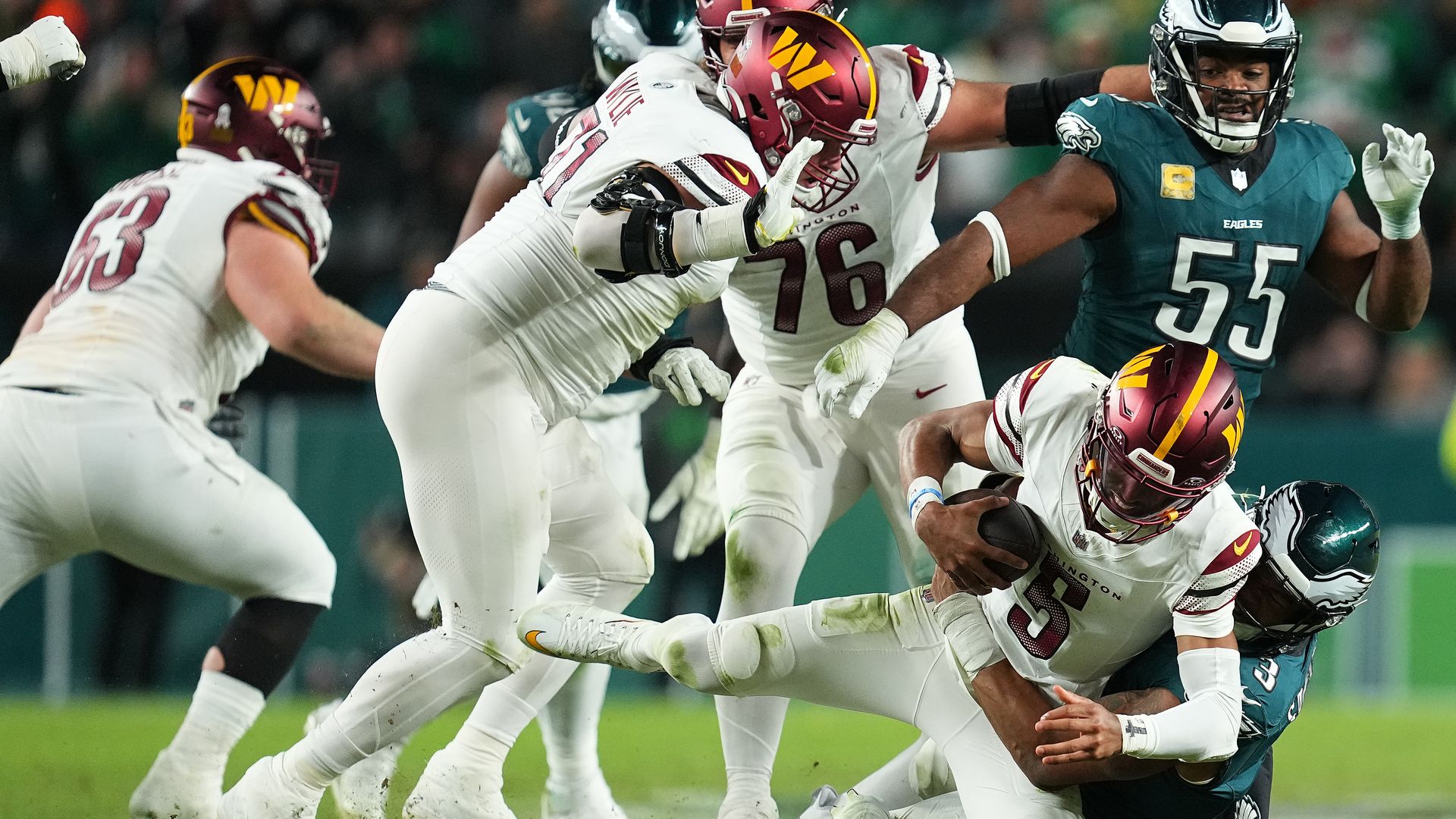 Eagles defense sacks Jayden Daniels