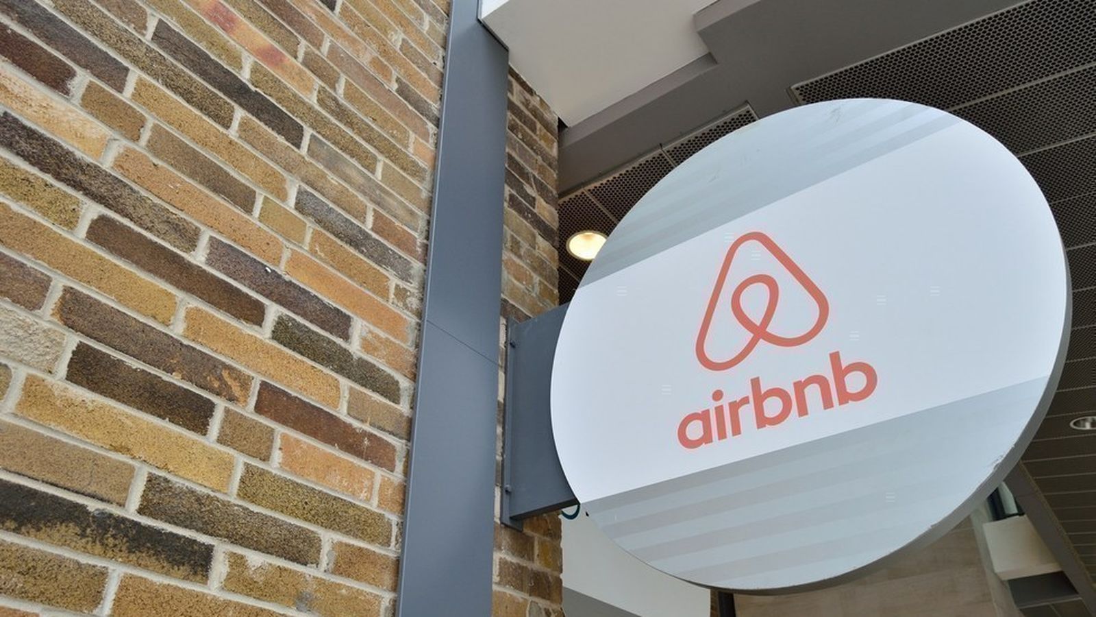 Airbnb takes new name in China
