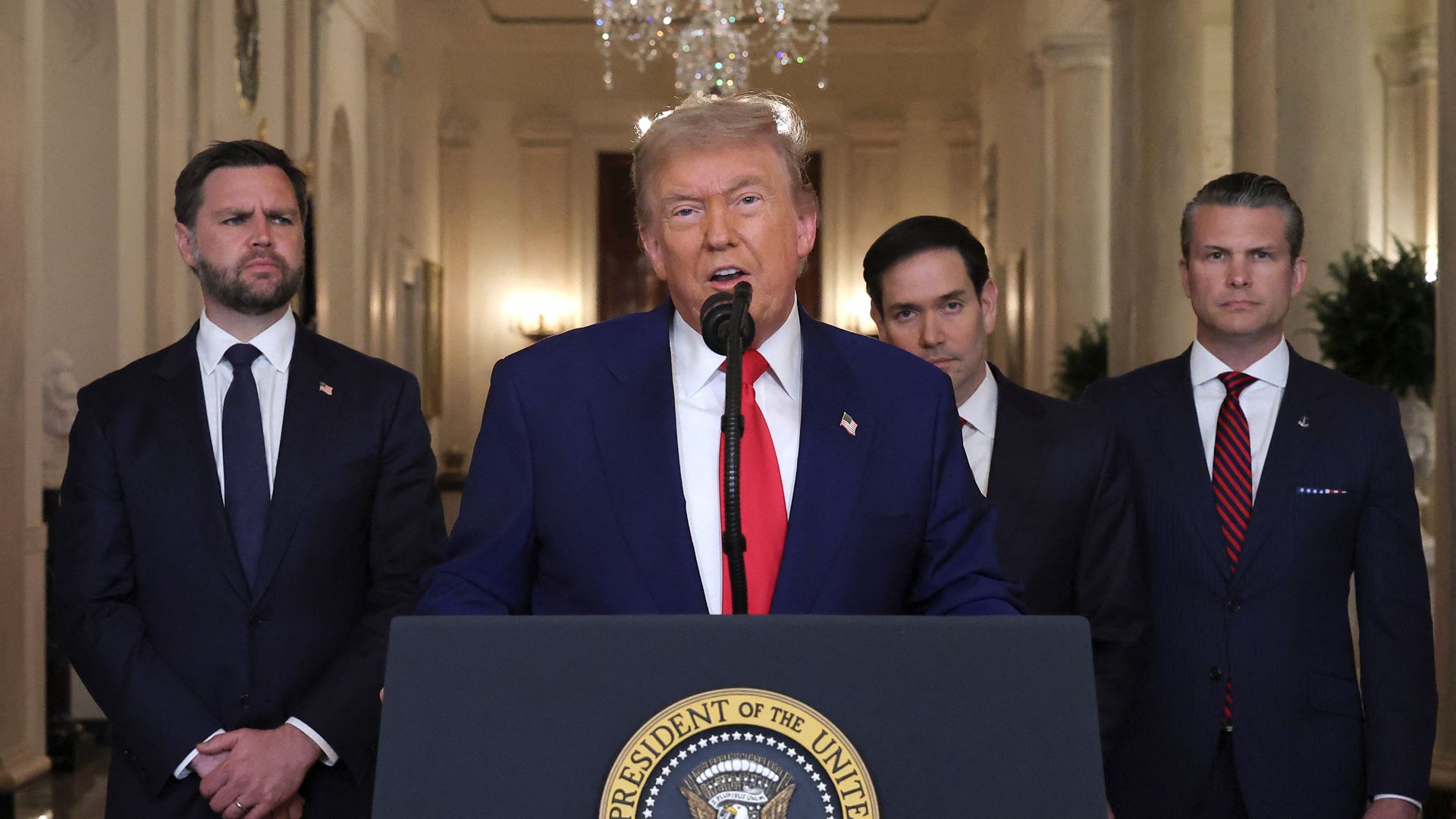 Başkan Trump, Pete Hegseth, Marco Rubio ve JD Vance'in eşliğinde Beyaz Saray'da konuşuyor.