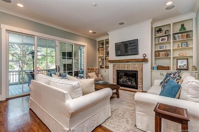 2440 Laburnum Ave living room