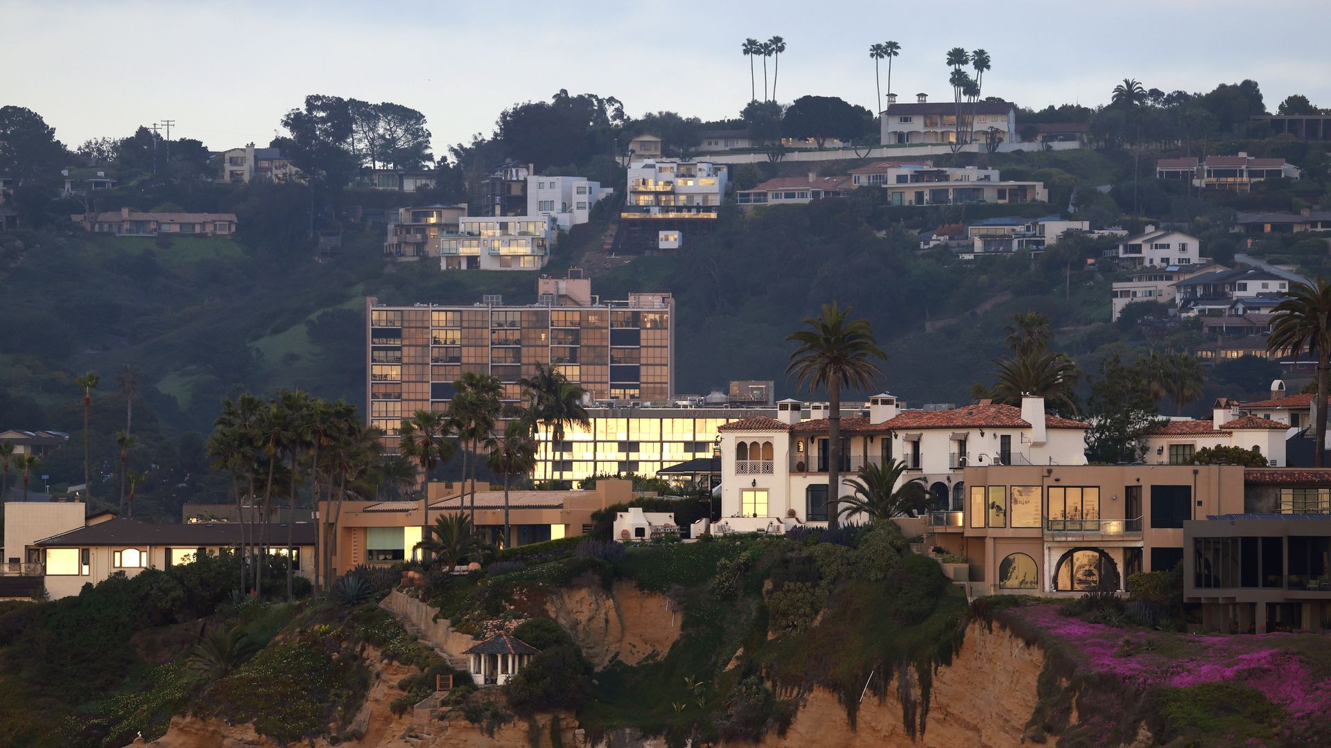 Luxury homes perched on a cliffside over the pacific ocean in La Jolla