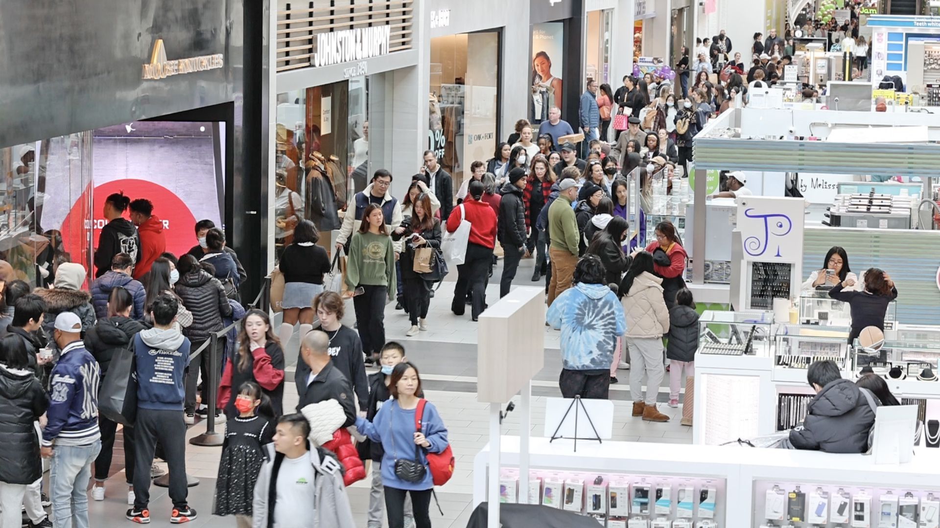Overview of shoppers filling the halls of a New York mall. 