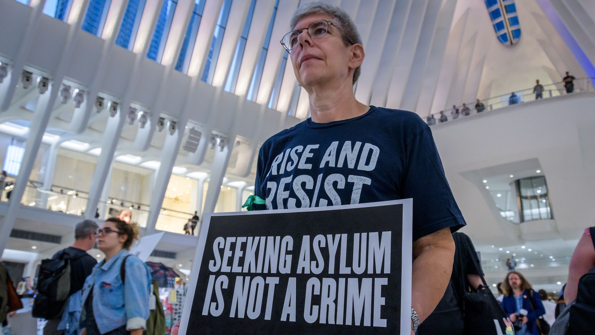 People protest holding children in custody.