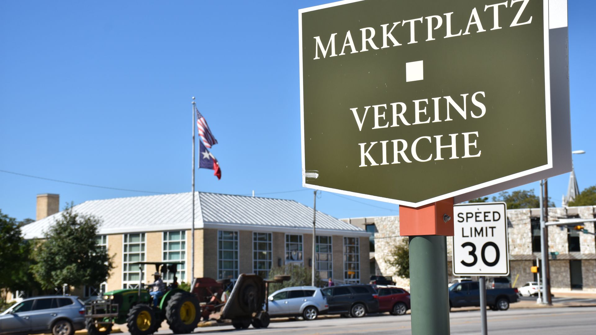 A road sign in German in Fredericksburg