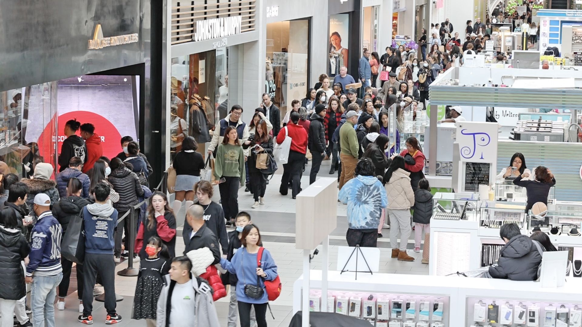 Garden City, N.Y.: Overview of shoppers filling the halls of the Roosevelt Field Mall for Black Friday shopping on November 25, 2022.