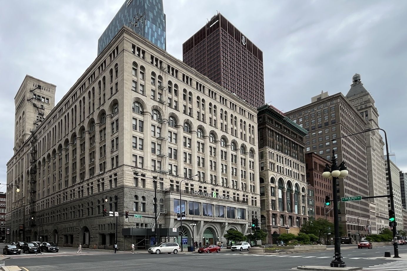 Photo of a building in a city