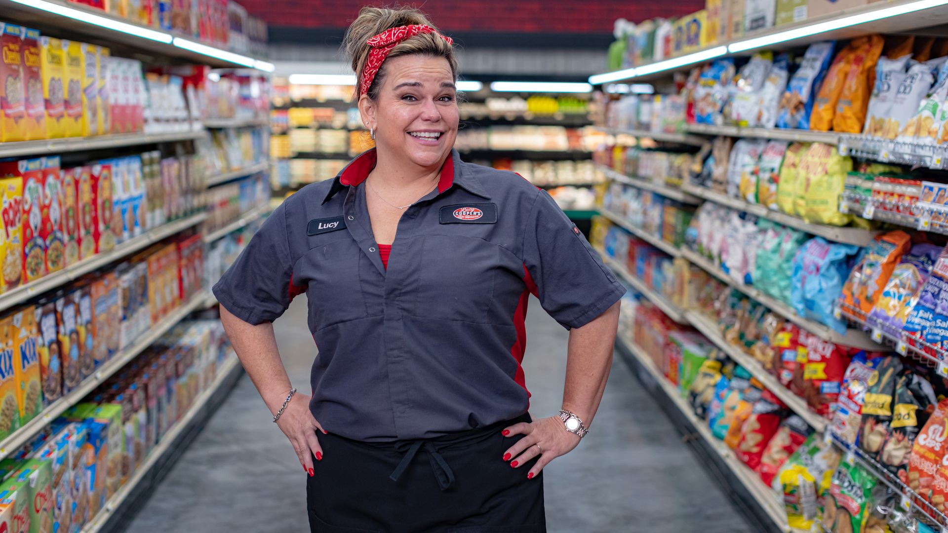 Braunda Smith poses in the middle of a grocery aisle.