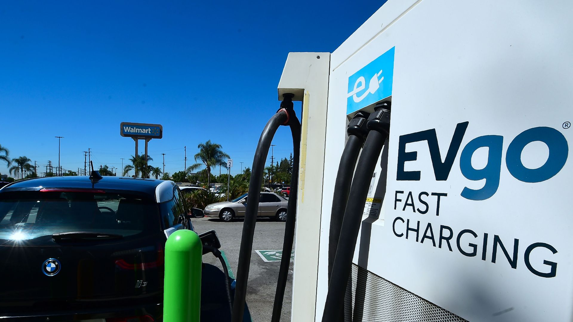 Electric vehicle charging station