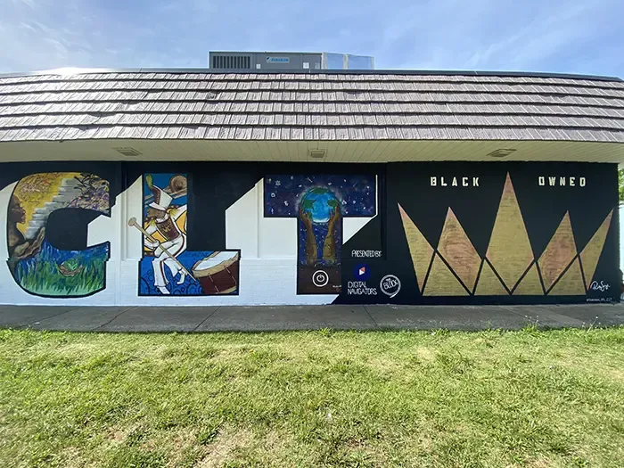 Lulia Market mural by Ricky Singh, Makayla Binter, Bunny Gregory, Katrina Cherry and Tiffonye’ Michelle. Photo: Ashley Mahoney/Axios 