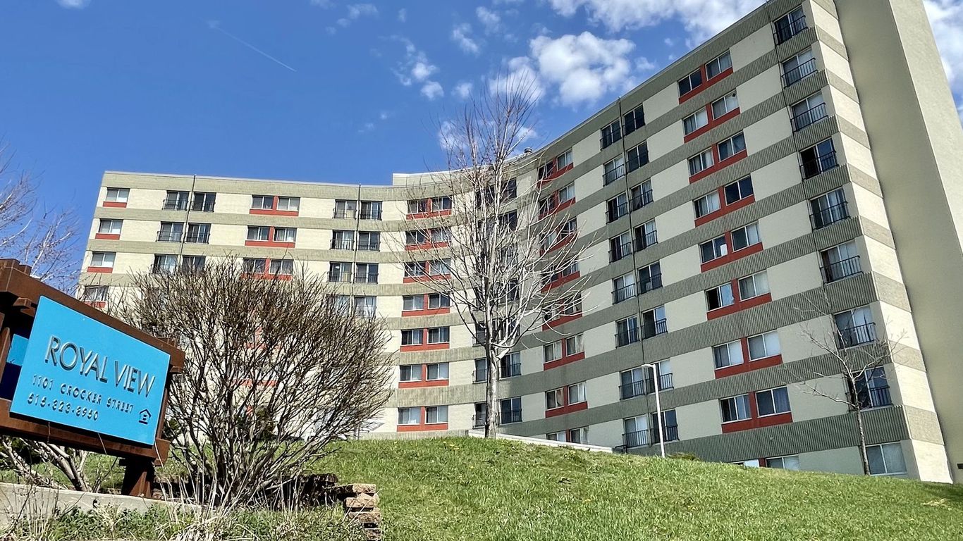 Des Moines eyes sale of its largest publiclyowned housing complex