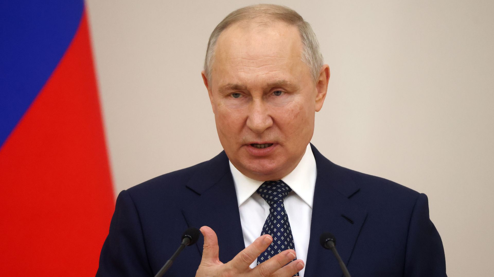  Russian President Vladimir Putin gestures during an awarding ceremony at the Novo-Ogaryovo State Residence, on November 15, 2023, west of Moscow, Russia.