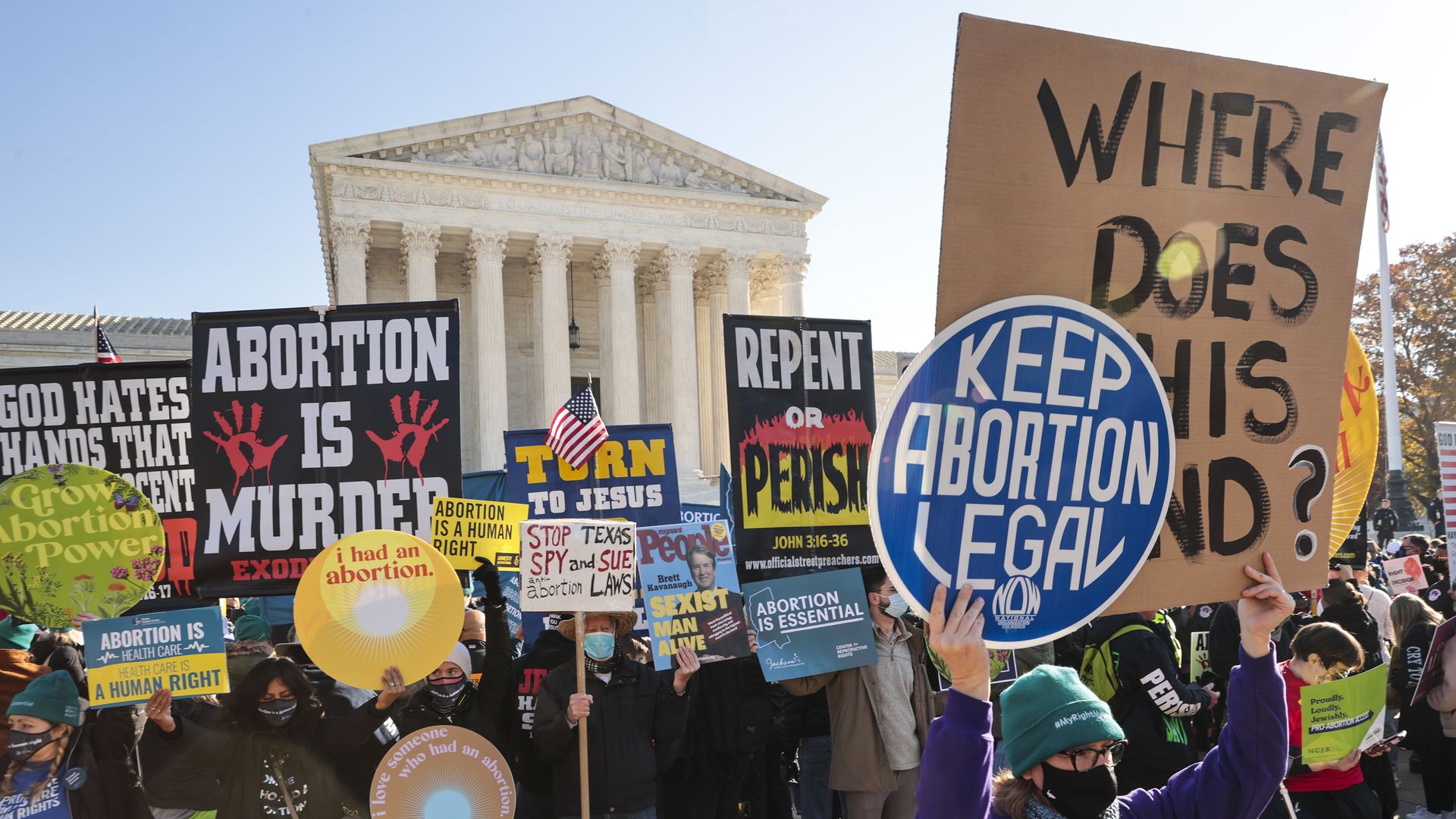 Picture of abortion rights and anti-abortion protesters outside of the Supreme Court