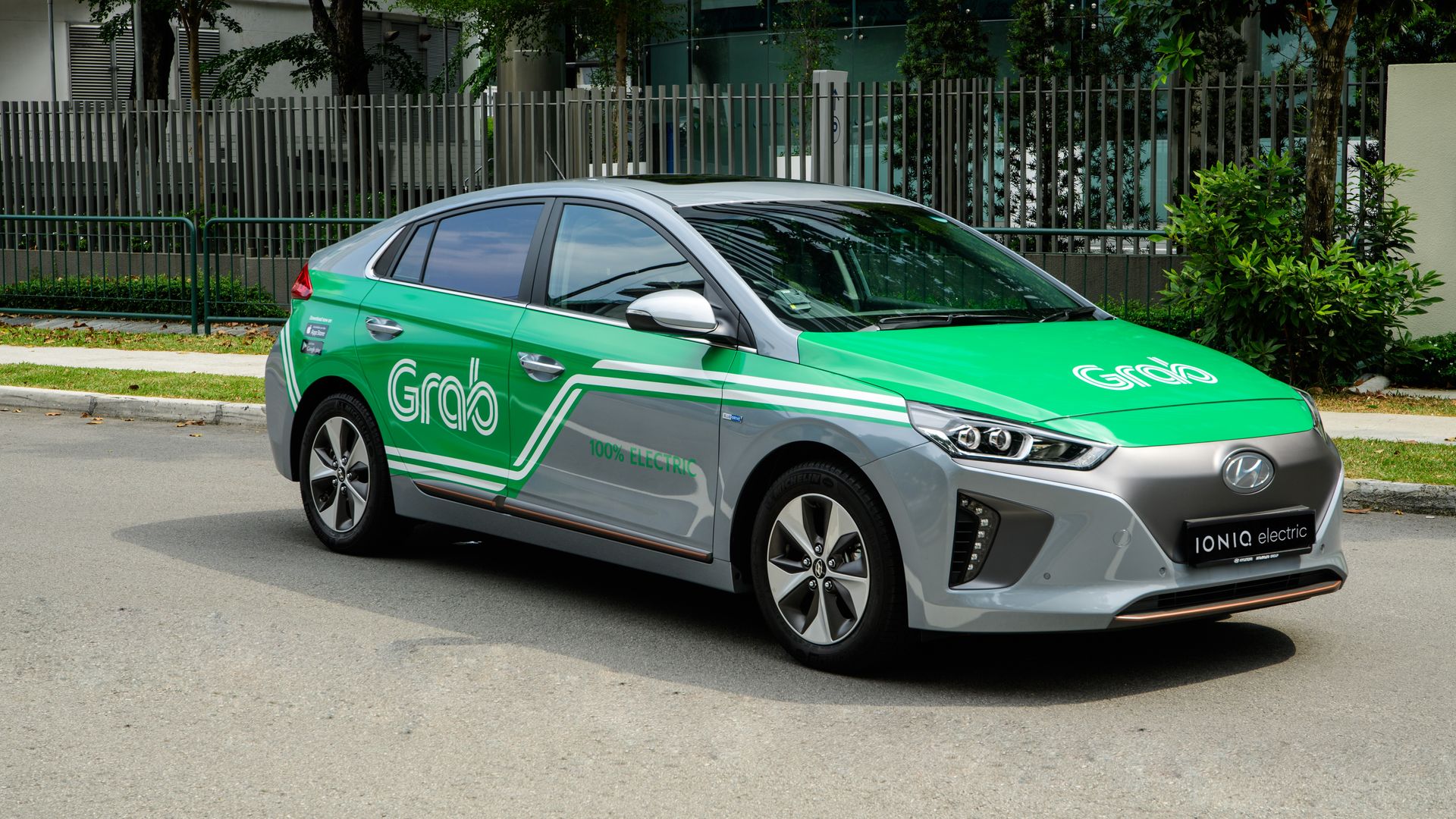 Photo of electric Hyundai car with Grab logo. 