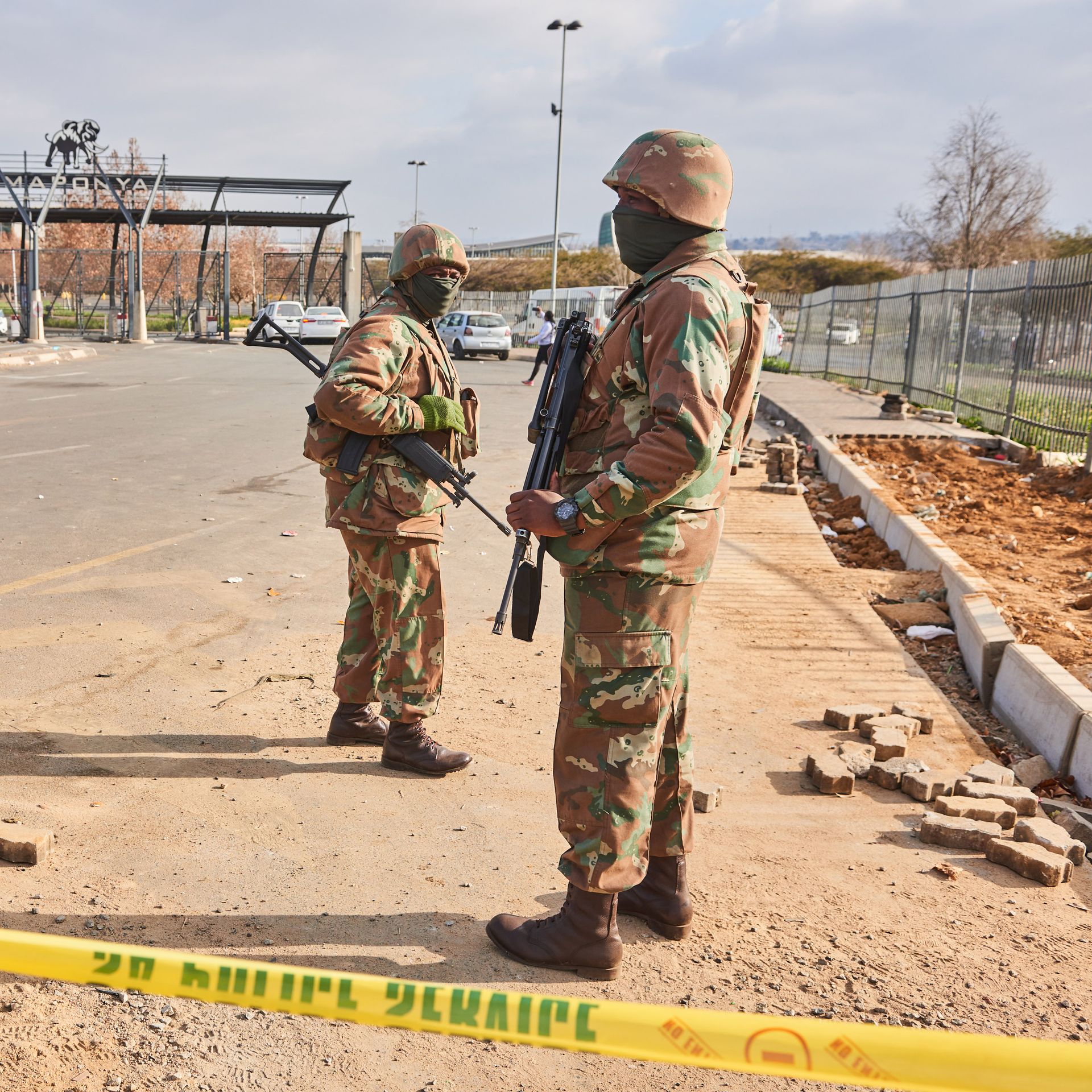 洋楽 UNDERGROUND MILITIA /OPERATION LOCKDOWN South Africa deploys 25,000 troops to curb civil unrest