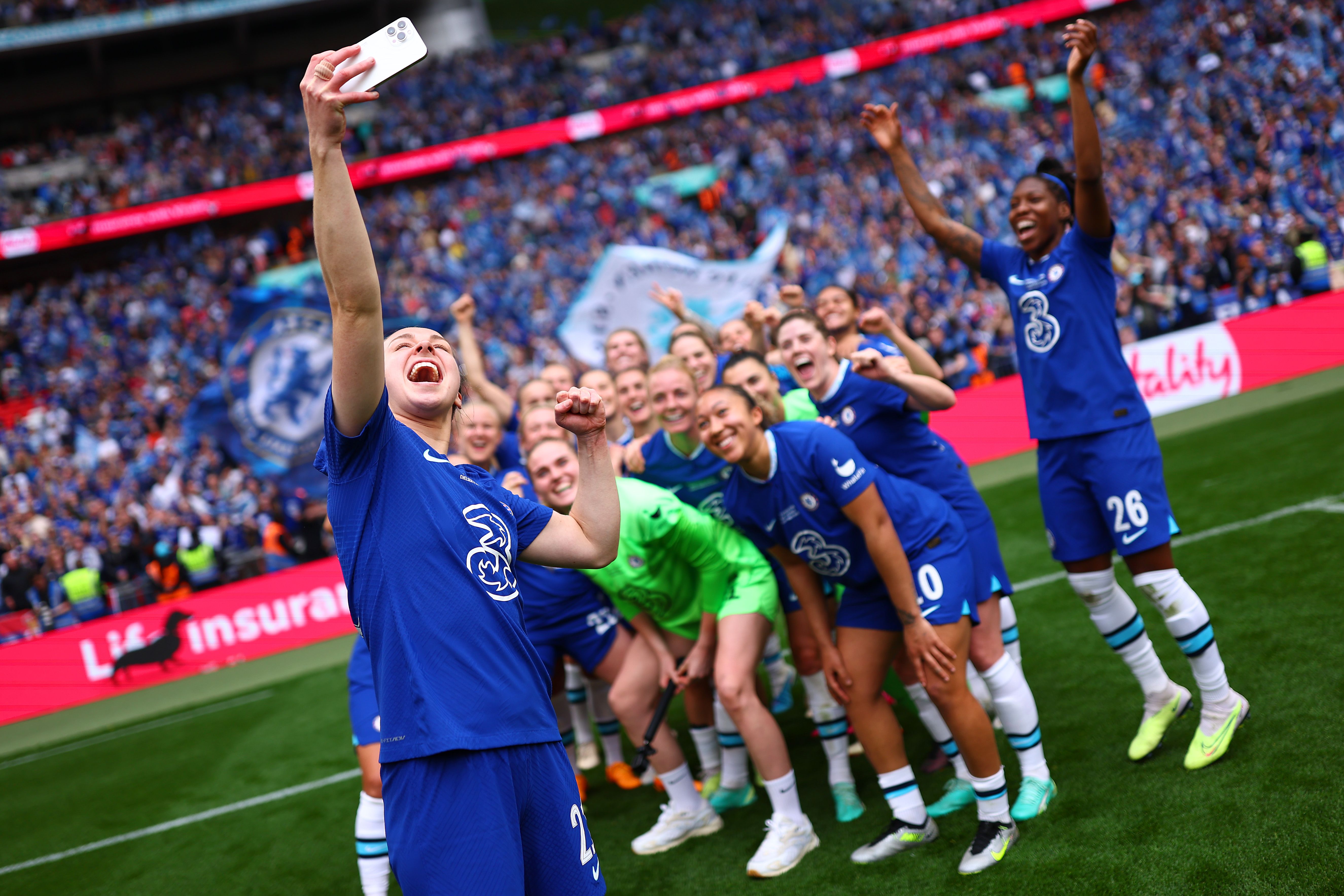 chelsea celebrates title with on-field selfie