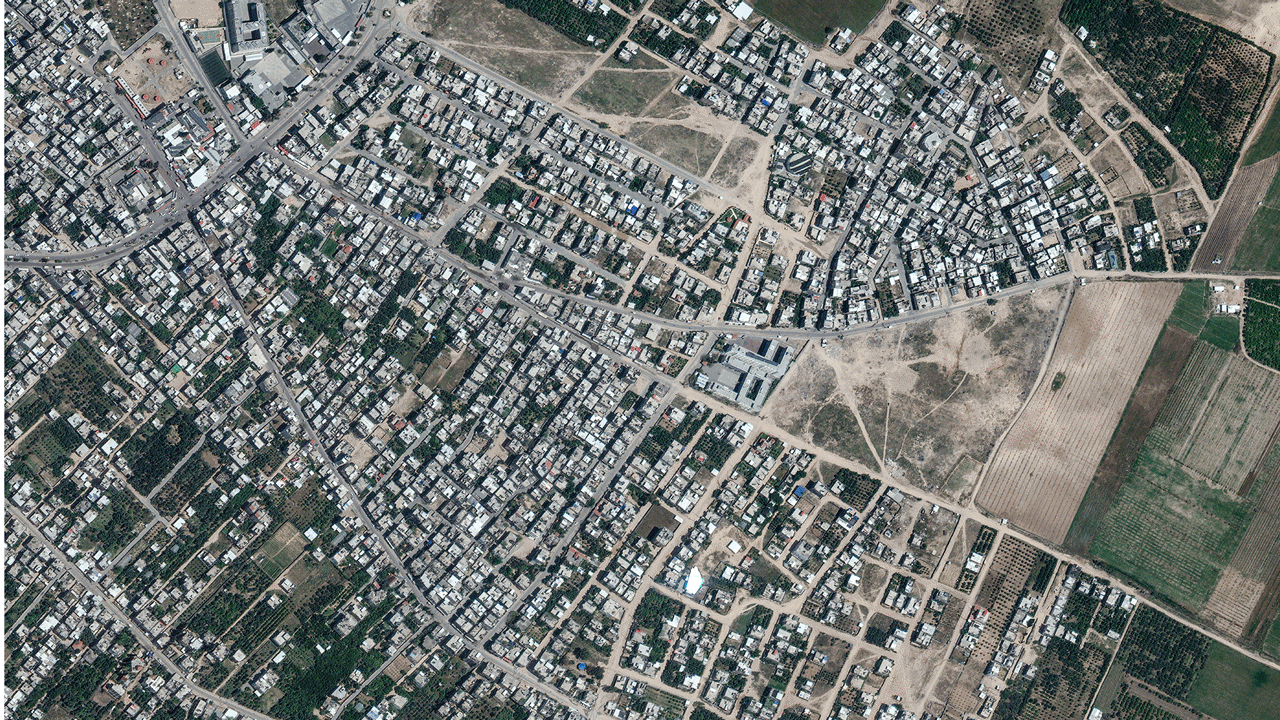 Satalite images taken on May 1 and Oct. 21  of the Beit Honoun, Gaza. 