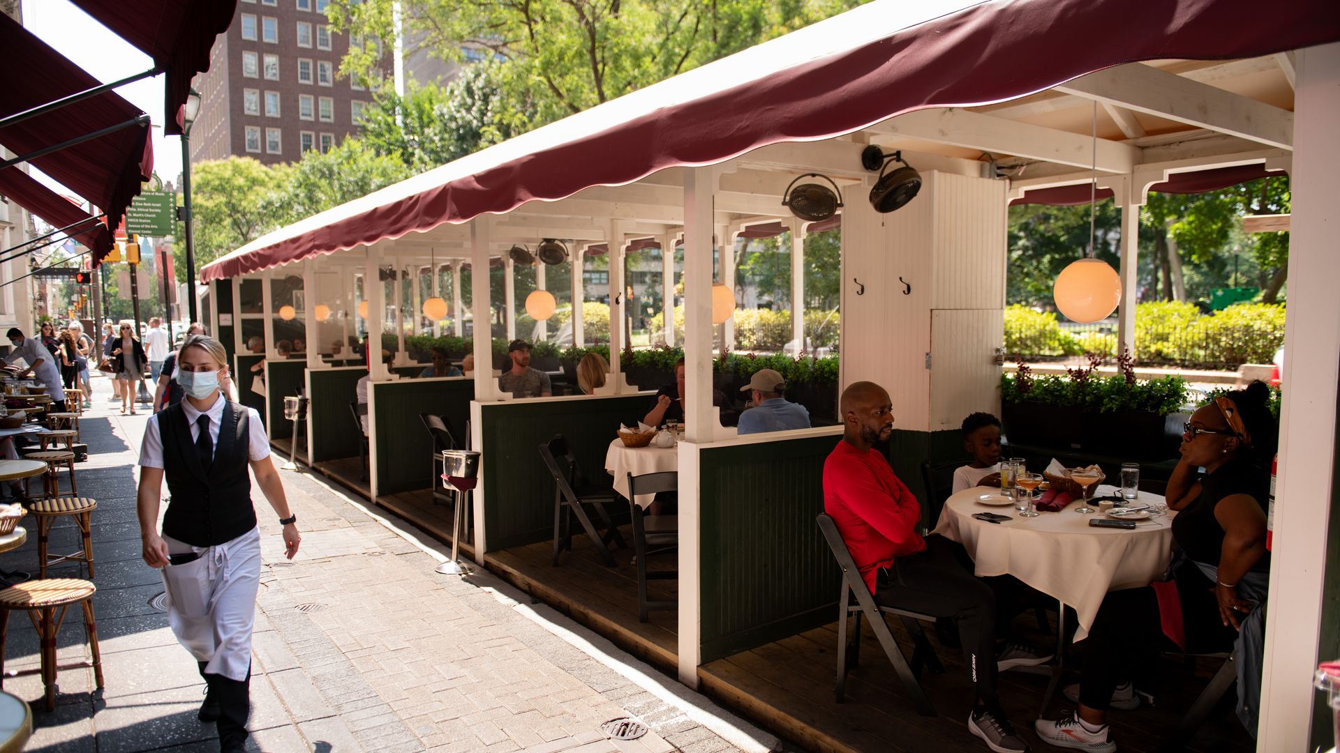 Guests sit in the outdoor dining section of restaurant in Philadelphia, Pennsylvania, U.S., on Thursday, Aug. 12, 2021.  Photo: Kriston Jae Bethel/Getty Images